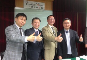 易威董事長李世仁(左二)是公司轉型關鍵人物